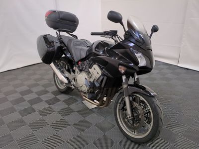 une moto noire garée sur un sol à damier