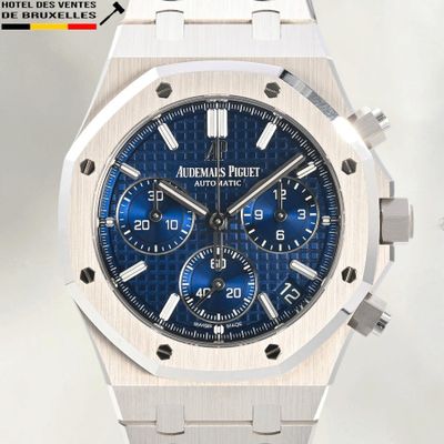 une image montrant un gros plan d'une montre au cadran bleu