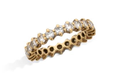 gros plan d'une bague en diamant sur une surface blanche