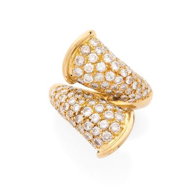 une paire de boucles d'oreilles en diamant et en or 18 carats