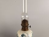 une lampe à huile à l'ancienne ornée d'un motif bleu et blanc