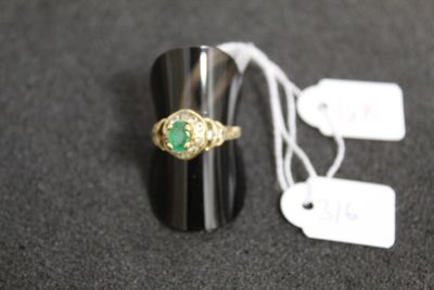 une bague sertie d'une pierre verte et munie d'une étiquette de prix