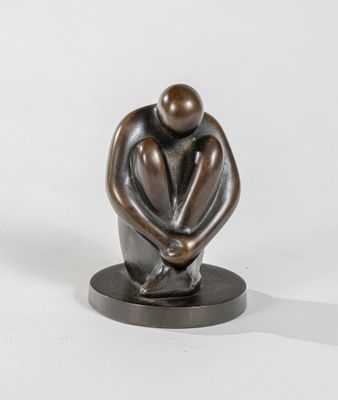 statue représentant un homme assis sur un socle, les mains posées sur les genoux