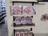 beaucoup de jouets sur les étagères du magasin