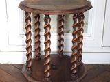 une petite table en bois avec un plateau en bois, posée sur un parquet en bois dur