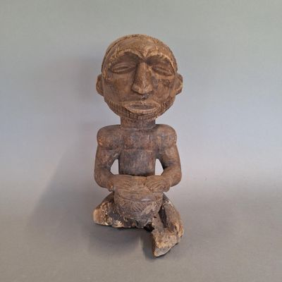 RDC (EX zaîre) LUBA/HEMBA - Sujet en bois représentant un ta…