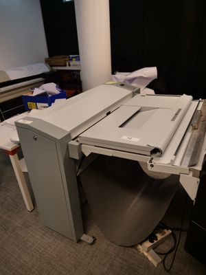 une machine blanche posée sur une table dans une pièce