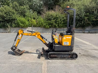 une petite excavatrice garée sur un parking