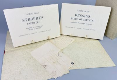 trois livres recouverts de feuilles, posés sur une table