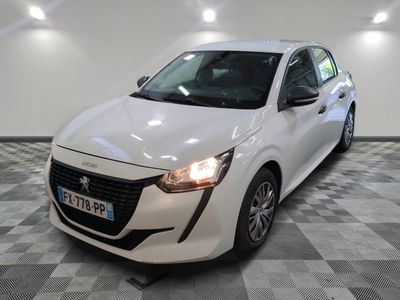 la photo d'une voiture blanche garée dans un garage