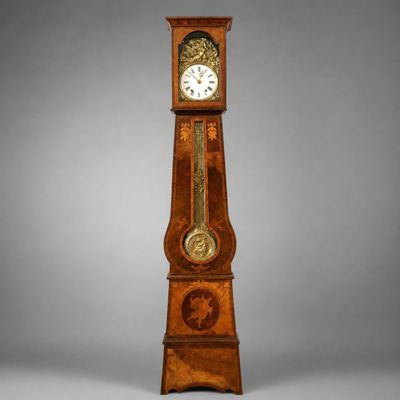 une horloge de parquet qui se trouve au milieu de la pièce