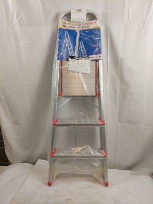 une échelle qui a été emballée dans du plastique pour la protéger du soleil