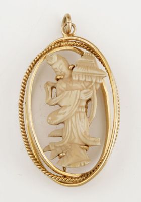 une image représentant un pendentif en or sur lequel figure une femme tenant un panier