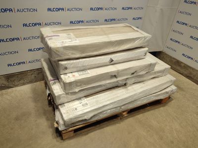 une pile de matelas posée sur une palette dans une pièce