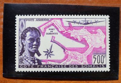 Le timbre représente une femme et un avion.