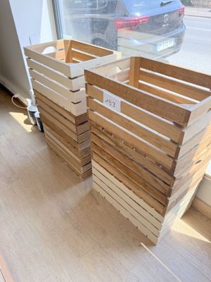 deux caisses en bois posées par terre devant une fenêtre