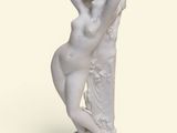 une statue blanche représentant une femme tenant une fleur