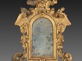 une image représentant un miroir à cadre doré, avec un verre bleu à l'intérieur
