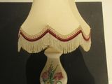 une lampe posée sur une table à côté d'un tableau