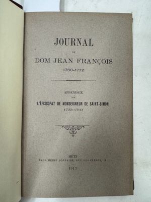 un livre ouvert posé sur une table près d'une fenêtre