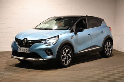 une voiture bleue garée dans un garage au sol en damier