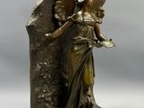 une image représentant une statue d'un ange tenant un oiseau
