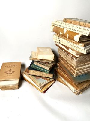 plusieurs livres empilés sur une table