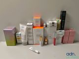 de nombreux types de produits de soins de la peau sur une table