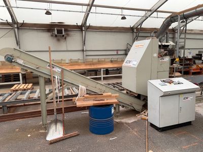 une machine qui découpe du bois dans un entrepôt