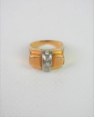 une image d'une bague en or et en diamant sur une surface blanche