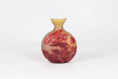un petit vase orné d'un motif rouge et jaune