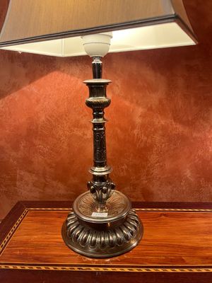 une lampe posée sur une table en bois