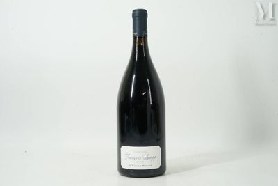 une bouteille de vin posée sur une table