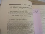 un livre ouvert avec une écriture dessus, posé sur une table