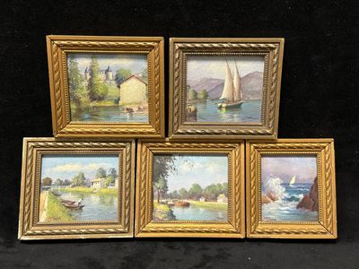 quatre tableaux encadrés représentant des bateaux sur une rivière, avec une maison en arrière-plan
