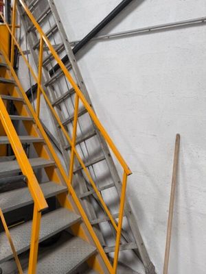 un homme qui descend les escaliers d'un immeuble en skateboard