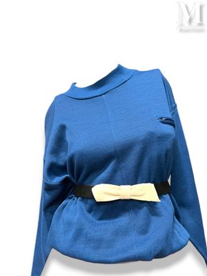 un pull bleu orné d'un nœud jaune