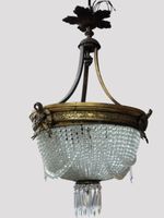 Un lustre corbeille à pampilles de style Louis XVI. (photo 3)