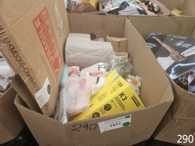 une boîte en carton remplie d'objets hétéroclites sur le sol