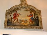 un tableau accroché au mur au-dessus d'un escalier dans une maison