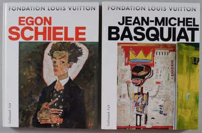deux livres posés sur une table
