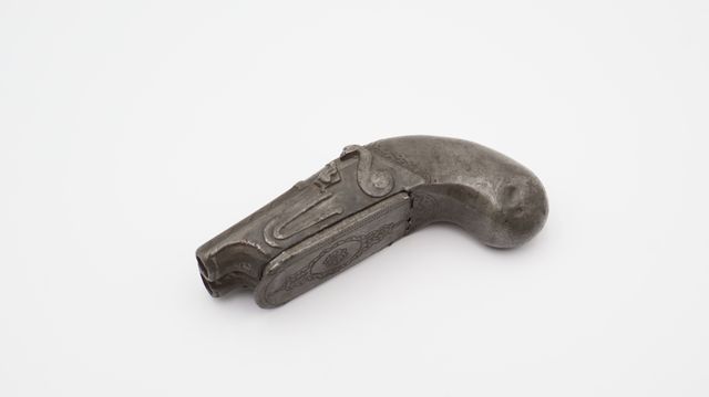 Tabatière en étain en forme de pistolet à deux coups, début 19ème...