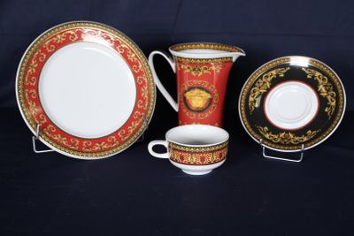 trois types différents d'assiettes et de tasses en porcelaine sur fond noir