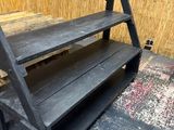 une étagère noire surmontée de trois tablettes