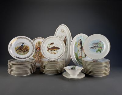 a lot of plates that are stacked together on a table