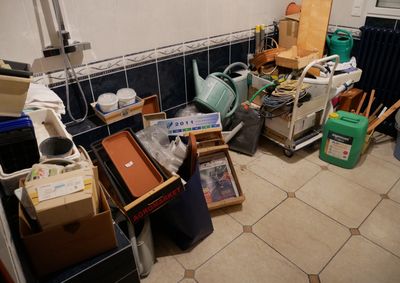 une pièce encombrée, avec des cartons par terre
