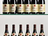 Plusieurs bouteilles de vin sont alignées sur une étagère en verre