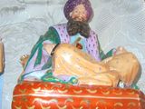 une figurine représentant un homme allongé sur un lit