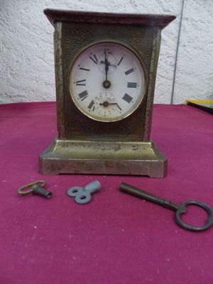 une petite horloge posée sur une table
