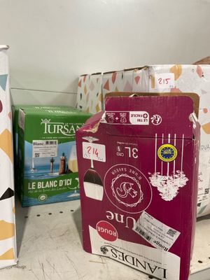 de nombreuses boîtes de nourriture posées les unes à côté des autres sur une étagère